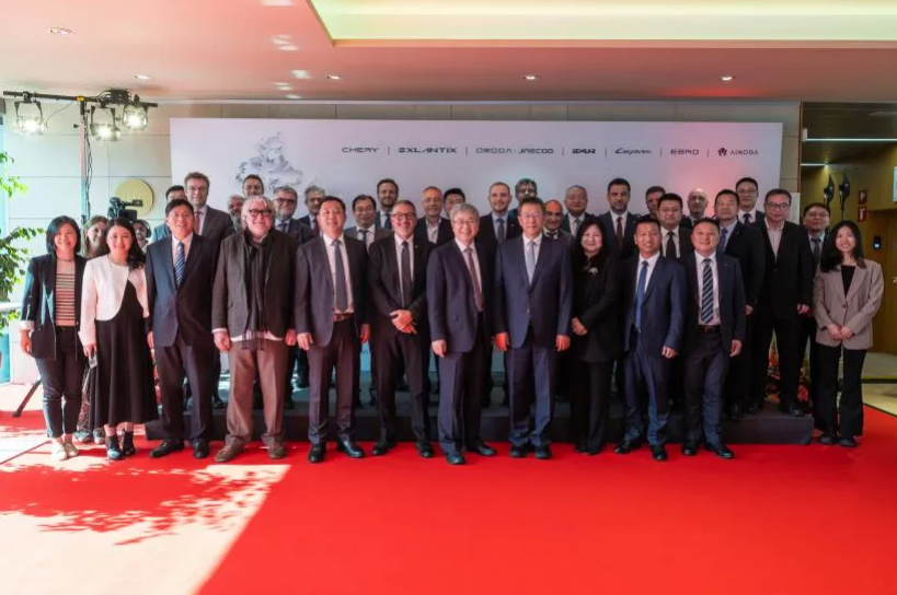 Group Photo of Chinese and Foreign Guests Attending the Launch Ceremony