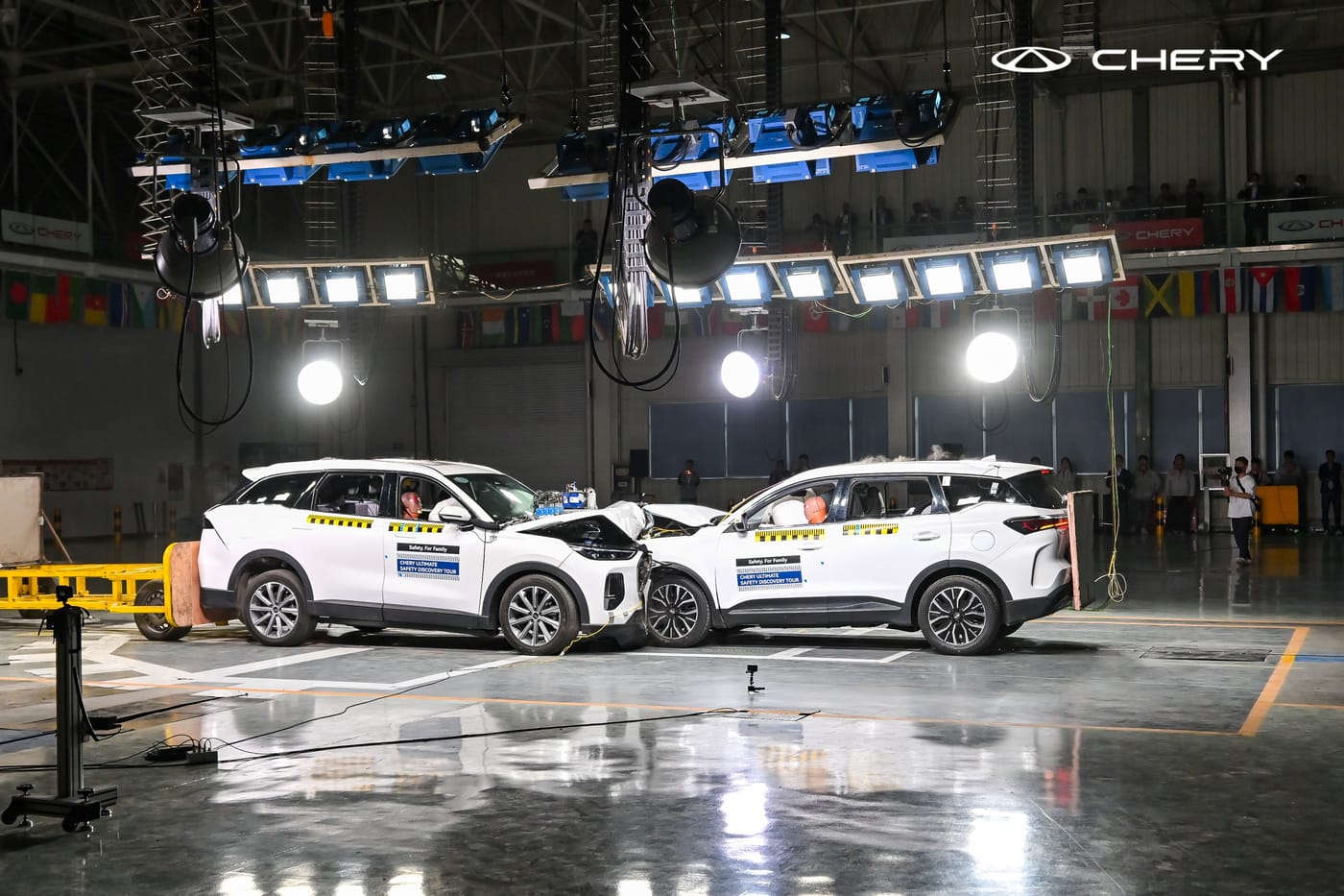 TIGGO 9 undergoing a simultaneous 50 km/h frontal offset and 40 km/h rear-end composite crash