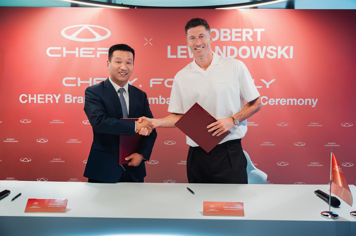Zhu Shaodong signs the partnership agreement with Robert Lewandowski