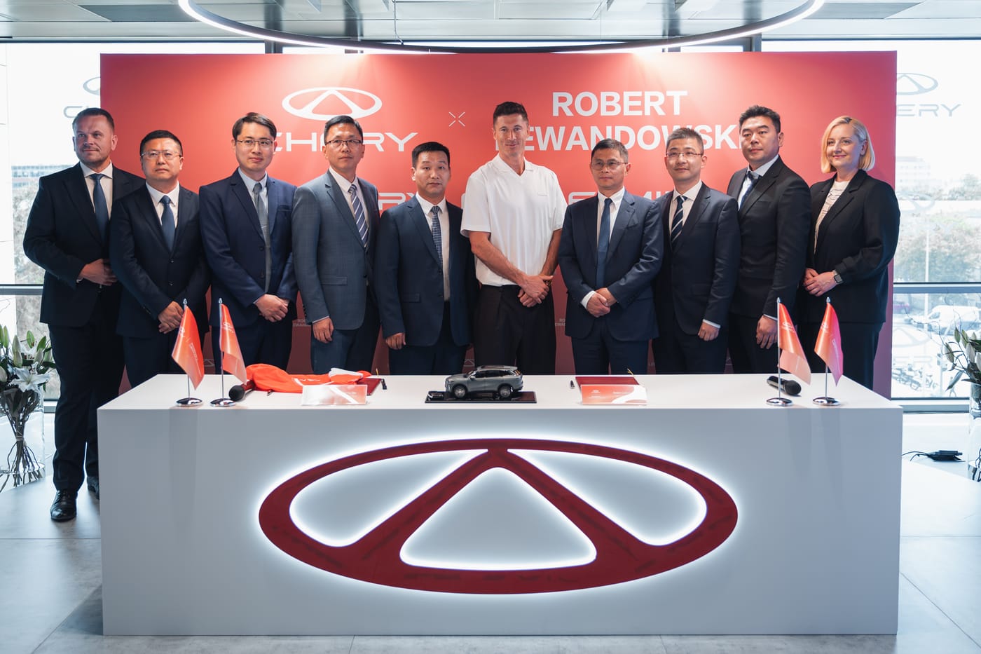 Representatives of CHERY Brand celebrate the partnership with Robert Lewandowski