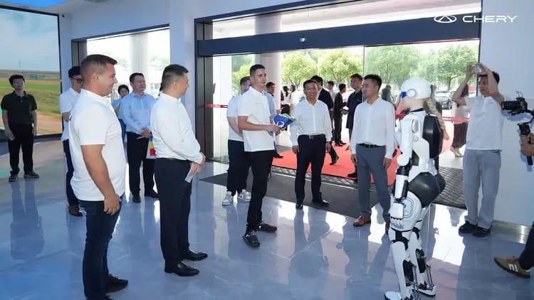 AiMOGA humanoid robot Mornine presented flowers to Dragos Stan