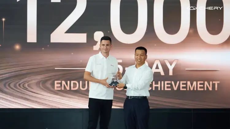 Zhu Shaodong presented a certification medal to Dragos Stan